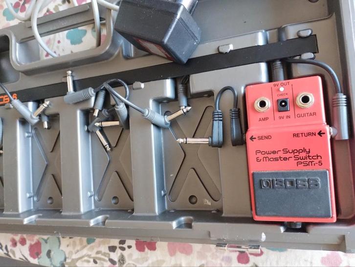 Boss PSM-5 voeding met bak adapter en stemapparaat, Muziek en Instrumenten, Effecten, Zo goed als nieuw, Ophalen of Verzenden