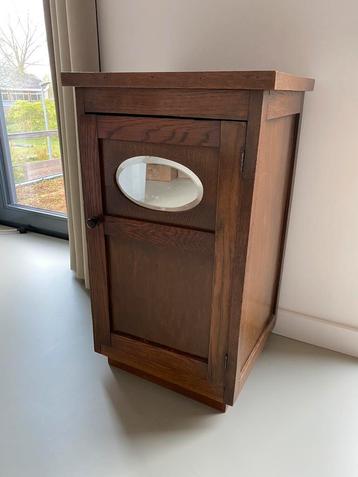 Vintage kastje met spiegel beschikbaar voor biedingen