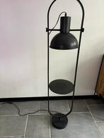 Stijlvolle staande lamp met handig tafeltje, Huis en Inrichting, Lampen | Vloerlampen, Ophalen, Gebruikt, Metaal, 100 tot 150 cm