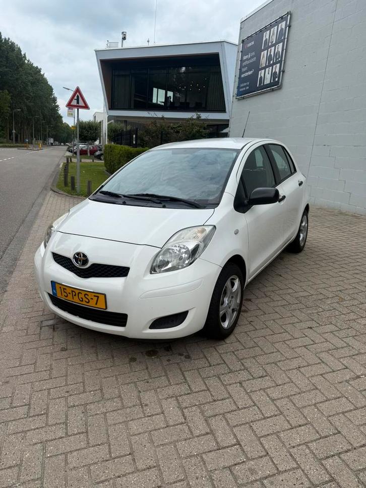 Toyota Yaris 1.0 12V Vvt-i Acces 5DR Terra 2011 Wit, Auto's, Toyota, Bedrijf, Yaris, ABS, Airbags, Airconditioning, Bluetooth