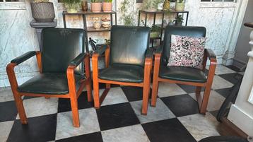 groene stoelen beschikbaar voor biedingen