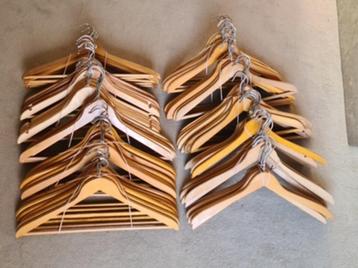 kleerhangers van hout beschikbaar voor biedingen