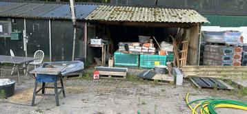 Geisoleerde shop met overkapping. beschikbaar voor biedingen