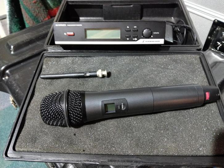 Draadloze Sennheiser XSW set 835  freq:  614-638 Mhz., Muziek en Instrumenten, Microfoons, Zo goed als nieuw, Zangmicrofoon, Draadloos