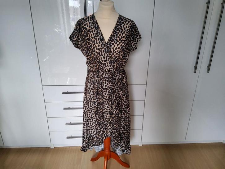 Mooie overslagjurk in dierenprint. ITALY 40/42. Nieuwstaat., Kleding | Dames, Jurken, Zo goed als nieuw, Maat 38/40 (M), Onder de knie