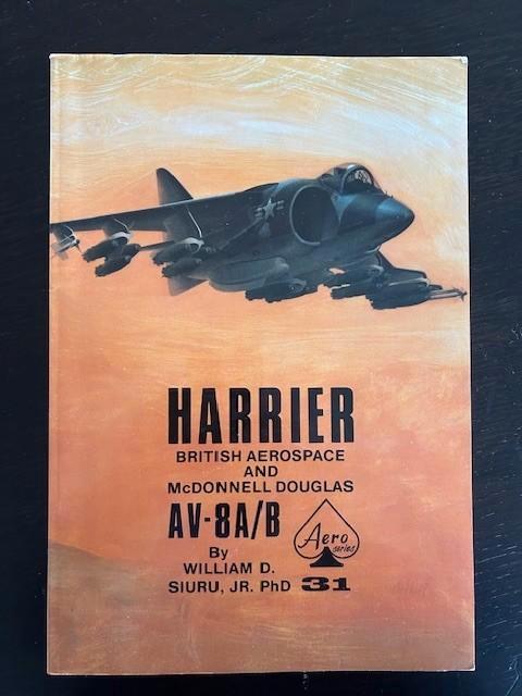 Harrier & AV-8A/B, Verzamelen, Luchtvaart en Vliegtuigspotten, Zo goed als nieuw, Boek of Tijdschrift, Ophalen of Verzenden