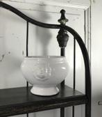 Keramische witte uien soepkom met leeuwenkoppen, Huis en Inrichting, Keuken | Servies, Ophalen of Verzenden, Zo goed als nieuw