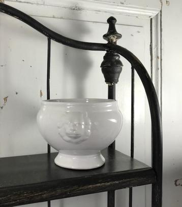 Keramische witte uien soepkom met leeuwenkoppen beschikbaar voor biedingen