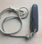 KL 61 zakmes(bruin houten handvat)+origineel geweven touwtje, Verzenden, Overige soorten, Overige gebieden, Mes of Dolk