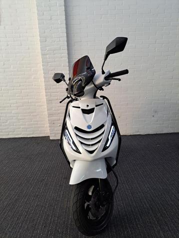 Piaggio Zip 4T Scooter Glans Wit ALPHA LED 45km/u (Brom) beschikbaar voor biedingen