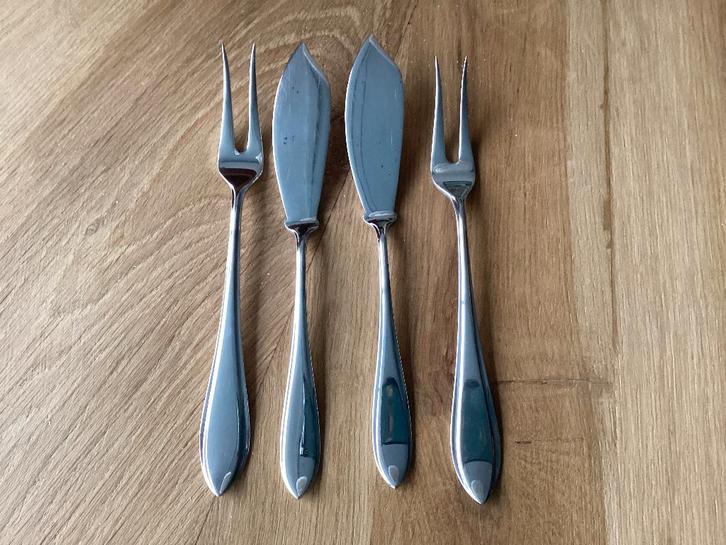 Keltum P8 puntfilet 2 vleesvorkjes en 2 botermesjes, Antiek en Kunst, Antiek | Bestek, Ophalen of Verzenden