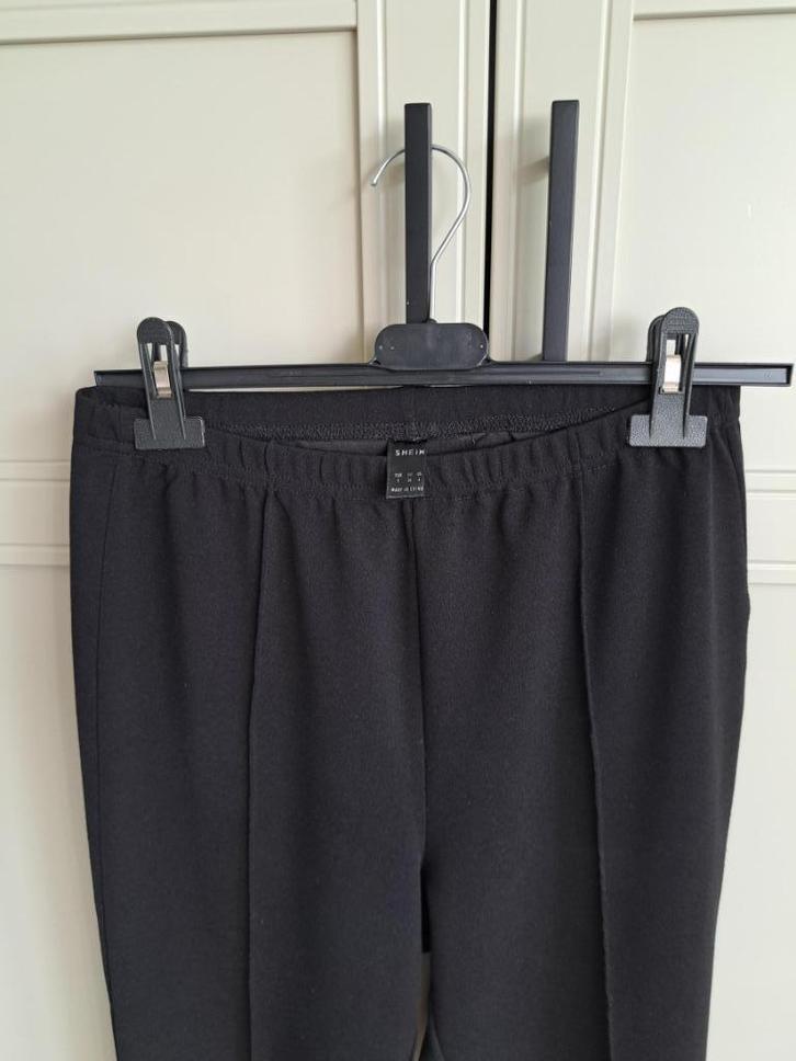 Zwarte broek met wijde pijpen en vouwnaad, maat S., Kleding | Dames, Broeken en Pantalons, Zo goed als nieuw, Maat 36 (S), Zwart