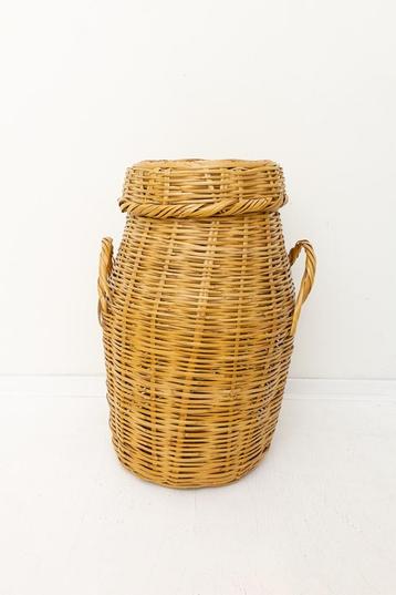 Grote vintage rieten mand met handvatten en deksel beschikbaar voor biedingen