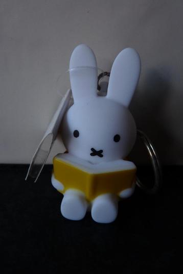 Nieuw kunstof Nijntje sleutelhanger geel 6 cm  beschikbaar voor biedingen