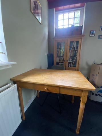 Mooie houten tafel beschikbaar voor biedingen