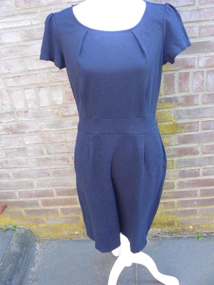 Donkerblauwe King Louie Mona dress maat M., Kleding | Dames, Jurken, Zo goed als nieuw, Maat 38/40 (M), Blauw, Boven de knie, Ophalen of Verzenden