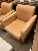 2 okergele/bruine fauteuils €35,- p.s, Ophalen, ., ., .