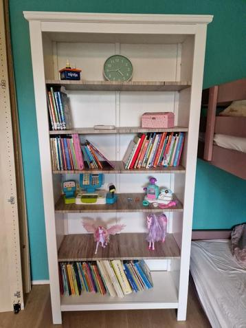 Boekenkast beschikbaar voor biedingen
