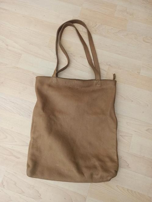True Essentials bruin leren tas, Sieraden, Tassen en Uiterlijk, Tassen | Schoudertassen, Gebruikt, Bruin, Leer, Ophalen