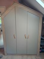 Prachtige kledingkast in de vorm van een huis., Kinderen en Baby's, Kinderkamer | Commodes en Kasten, Ophalen, 50 tot 70 cm, 105 cm of meer