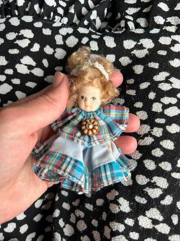 Vintage porseleinen poppetje met bewegende beentjes en armen beschikbaar voor biedingen