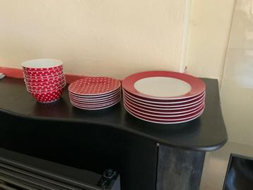 Vrolijk porselijnen diner servies voor 8 personen beschikbaar voor biedingen