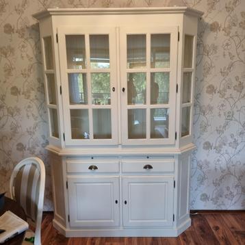 Vintage vitrine kast beschikbaar voor biedingen