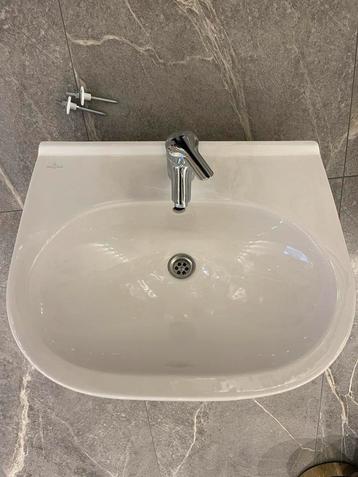 Wastafel met kraan ongebruikt beschikbaar voor biedingen