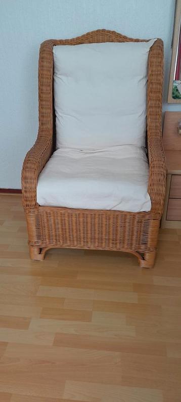 Rotan fauteuil met kussen beschikbaar voor biedingen