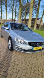 Volvo V60 D6 4xw Plug-in Hybrid 215pk [ VOL OPTIES ], Auto's, Automaat, USB, Zilver of Grijs, Te koop