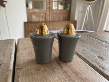 Modern peper en zout stel. Grijs porselein. Gouden accenten. beschikbaar voor biedingen