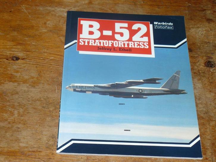 B-52 Stratofortress (USAF bommenwerper), Verzamelen, Luchtvaart en Vliegtuigspotten, Zo goed als nieuw, Boek of Tijdschrift, Ophalen of Verzenden