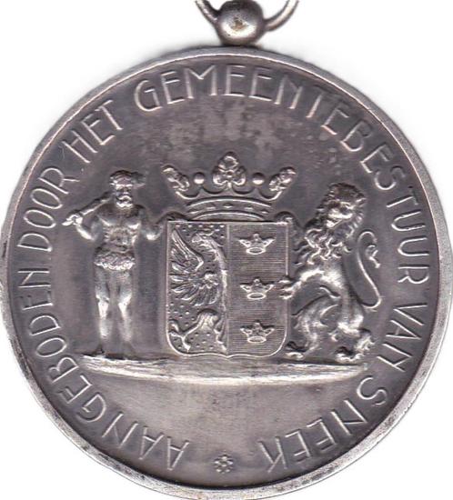 AANGEBODEN DOOR HET GEMEENTE BESTUUR VAN SNEEK, Postzegels en Munten, Penningen en Medailles, Overige materialen, Verzenden