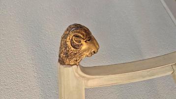 Brocante stoel met ramshorens beschikbaar voor biedingen