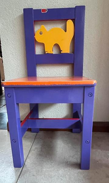 Stevig houten kinderstoeltje poes/paars beschikbaar voor biedingen