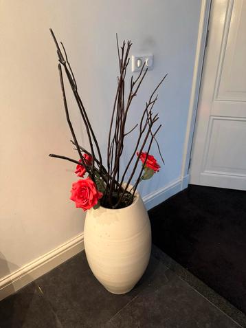 Grote vaas met takken en kunstrozen beschikbaar voor biedingen