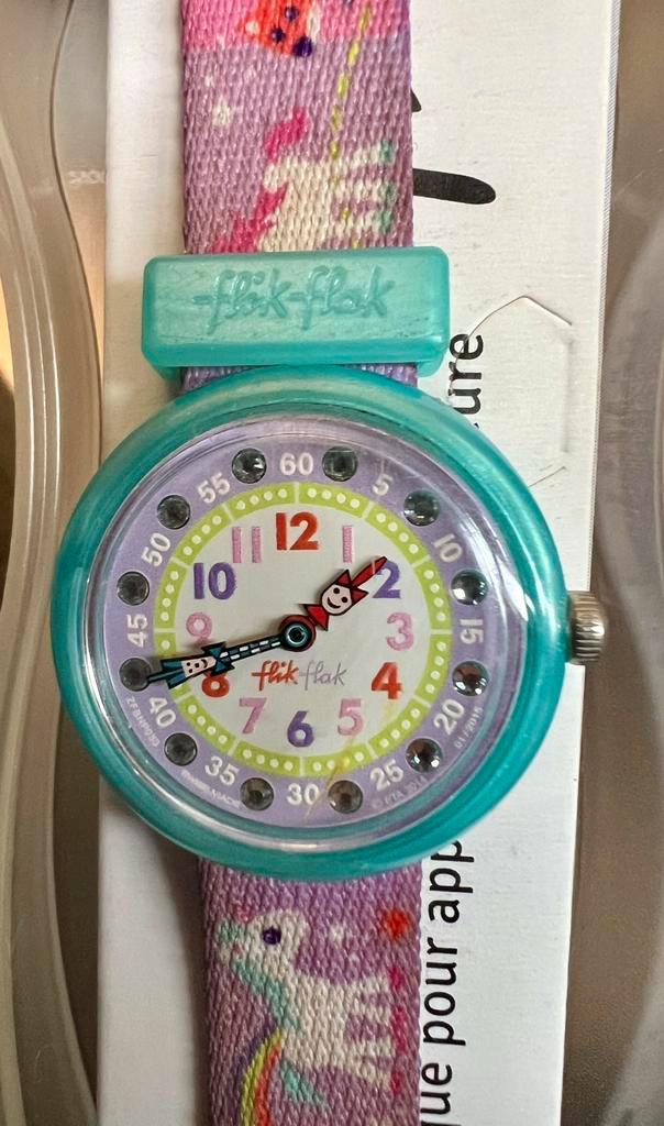 Swatch Flik Flak kinderhorloge - in doos, Sieraden, Tassen en Uiterlijk, Horloges | Kinderen, Gebruikt, Meisje, Roze, Ophalen of Verzenden