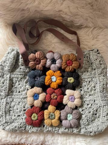 Ruime schoudertas, echte wol, bloemen beschikbaar voor biedingen