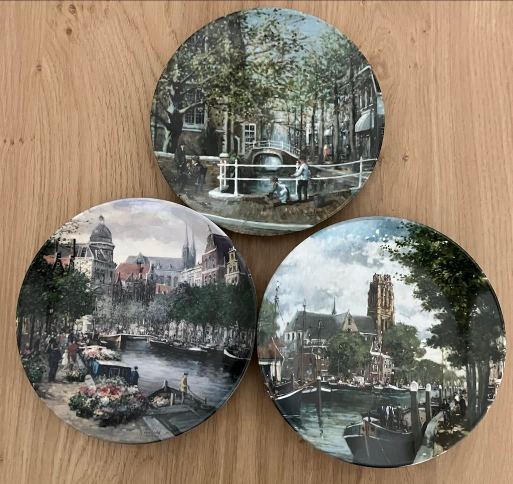 Drie sierborden van Koninklijke Mosa, Ophalen of Verzenden