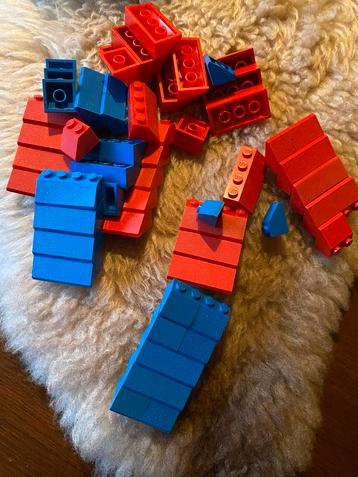 Oude Daken LEGO - Rode en Blauwe Stenen beschikbaar voor biedingen