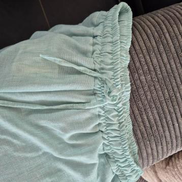 Mint kleurige broek beschikbaar voor biedingen
