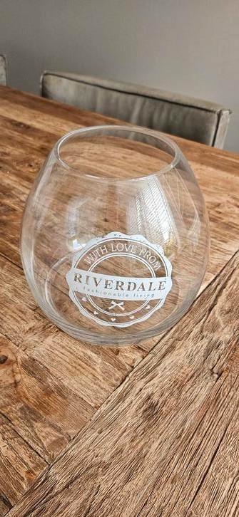 Riverdale Glazen Vaas beschikbaar voor biedingen