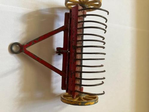 Dinkey Toy nr 27k hooischudder / hay rake € 15,00, Hobby en Vrije tijd, Modelauto's | Overige schalen, Gebruikt, Tractor of Landbouw
