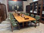 Grote vergadertafel eiken met 19 Chesterfield stoelen