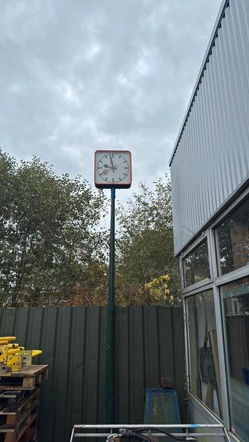 Stationsklok dubbelzijdig beschikbaar voor biedingen