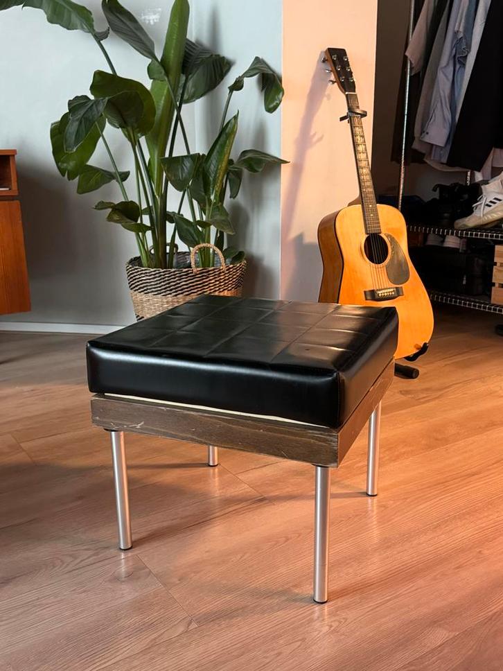 Leren krukje met opbergruimte, Huis en Inrichting, Banken | Voetenbanken en Poefen, Gebruikt, Minder dan 50 cm, Vierkant, Hout