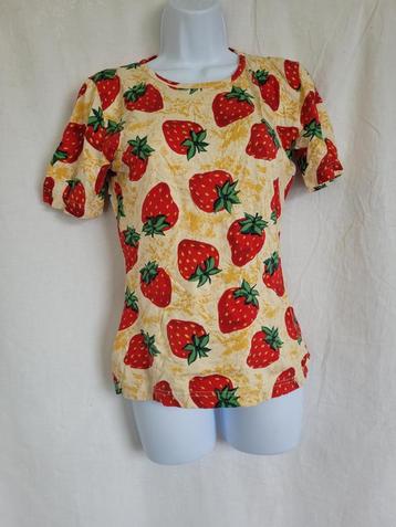 Grappig geel shirt met aardbeien mt M merk No-Excess beschikbaar voor biedingen