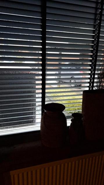 Zwarte houten jaloezieën zie advertentie beschikbaar voor biedingen