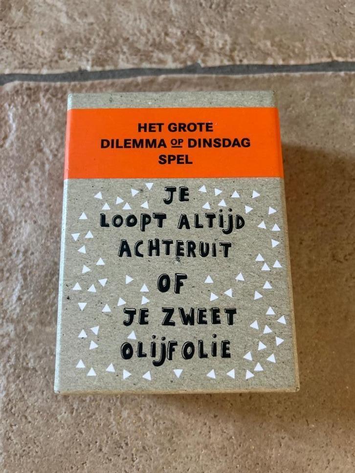 Het grote dilemma op dinsdag spel nieuwstaat, Hobby en Vrije tijd, Gezelschapsspellen | Kaartspellen, Zo goed als nieuw, Ophalen of Verzenden