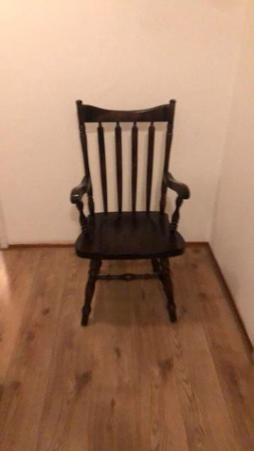 Te koop een mooie bruine antiek stoel beschikbaar voor biedingen
